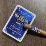 【Cigar】ロッキーパテル ジュニア  ヴィンテージ2003（青缶） – 小さなボディからもたらされる芳醇な煙のマッサージ【Honduras】