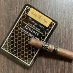 【CigarReview】ロッキーパテル ジュニア ヴィンテージ1992（黒缶） – シックで渋いオトナなシガー【Honduras】