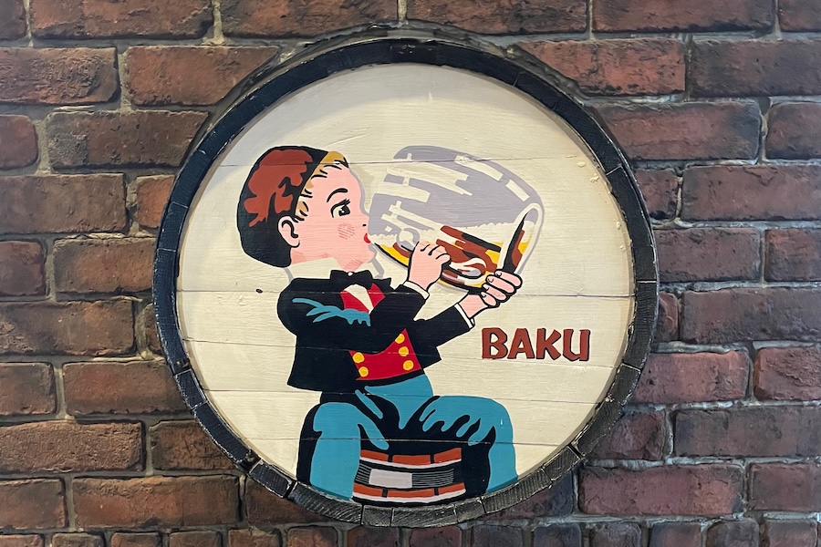 ビアホールBAKU 看板